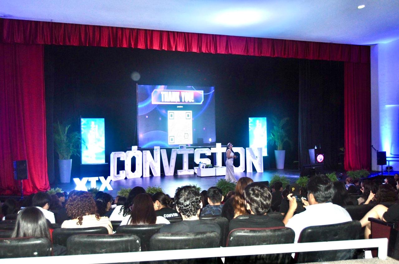 Conferencia de IA en Convisión Karla Covarrubias